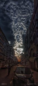 Carrera de nubes encajonadas en los farallones de la calle, imitando los sanfermines.